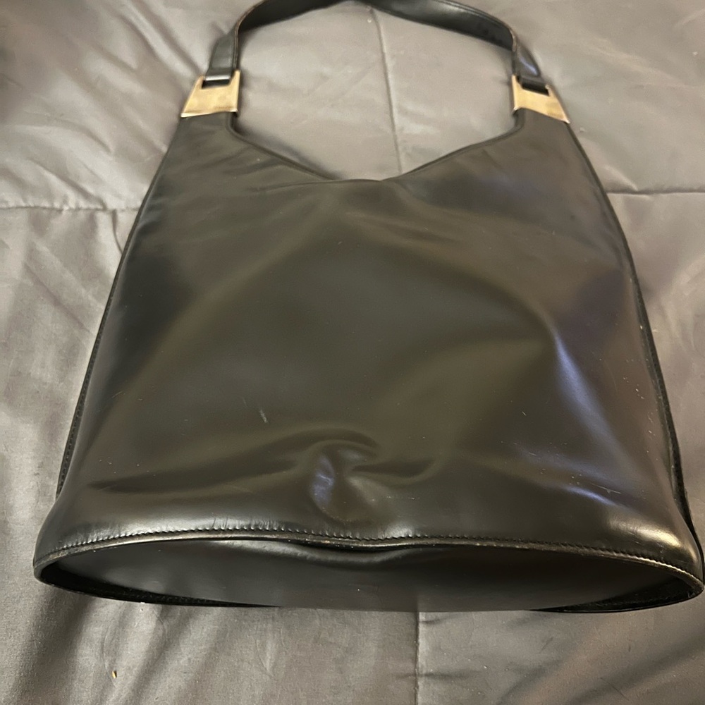 Elegant Black Leather Shoulder Bag - Picture 8 of 9